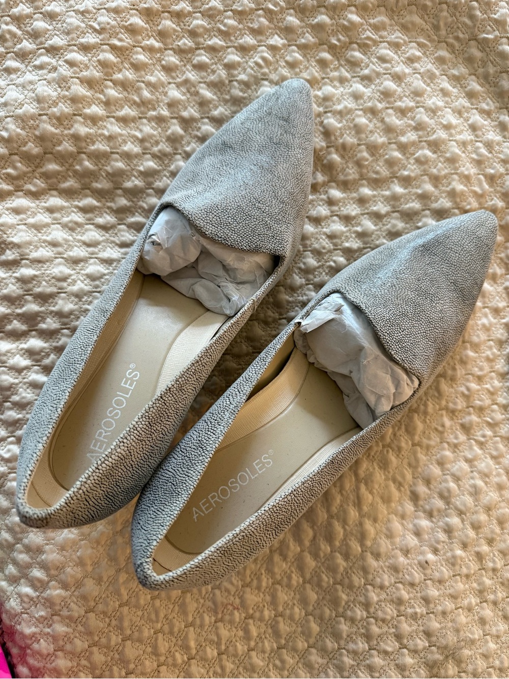 Brand New Never Worn AEROSOLES Light Gray Lizard Pattern Pumps